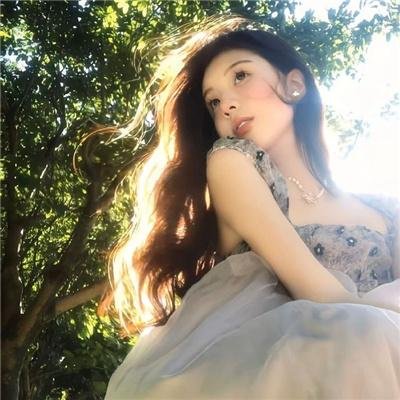 霓虹灯下的圣教士